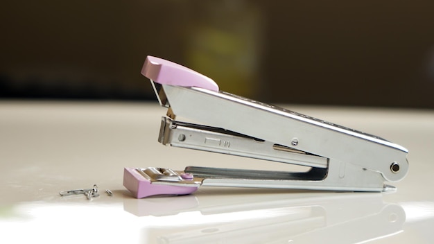 Photo close up of the stapler on the table