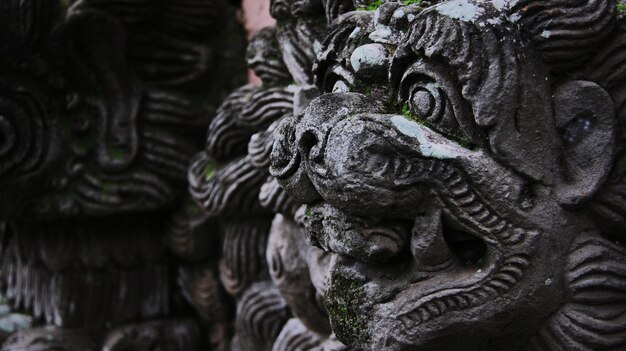 Photo close-up of statue against old building