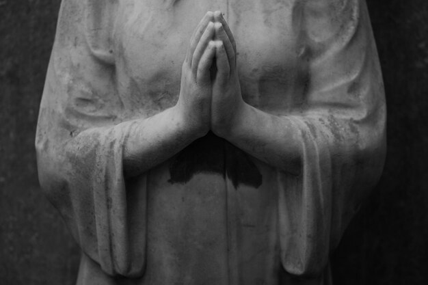 Photo close-up of statue praying