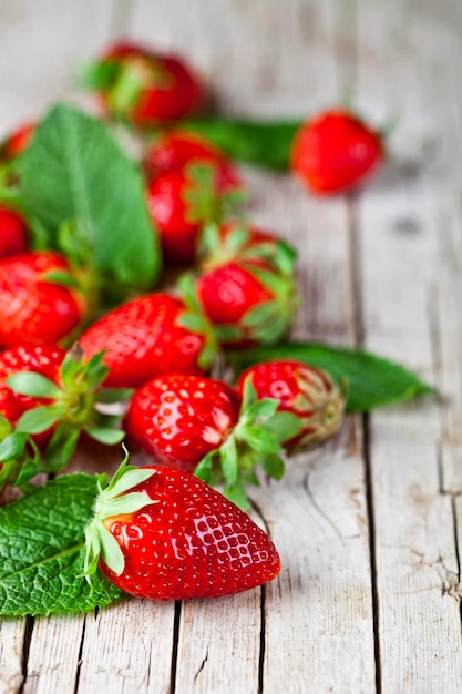 Photo close-up of strawberries on table