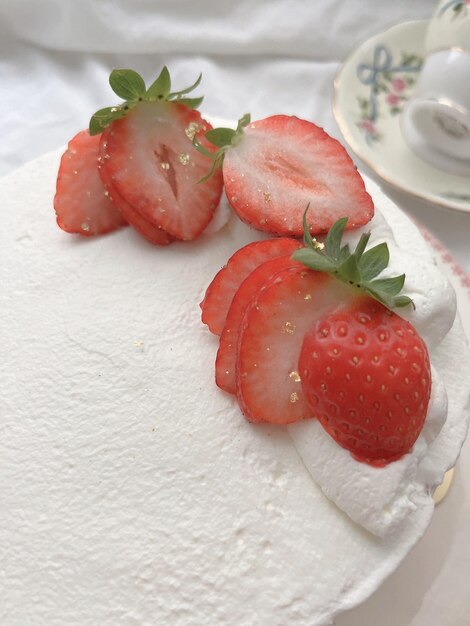 Photo close-up of strawberries on table