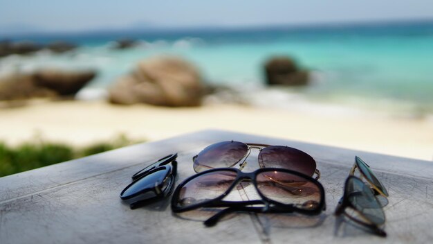 Photo close-up of sunglasses on beach