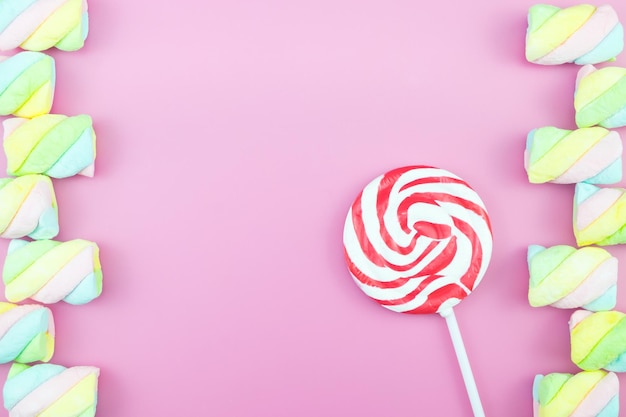 Photo close-up of sweet food over colored background