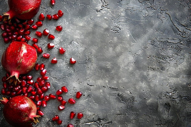 Photo a close up of a table with pomegranate seeds on it