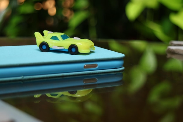 Photo close-up of toy car on table