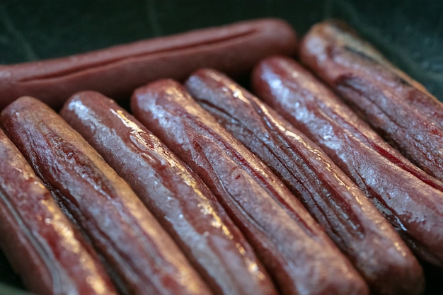 Photo close-up view of fried sausages. meat fish. cooking food. high quality photo