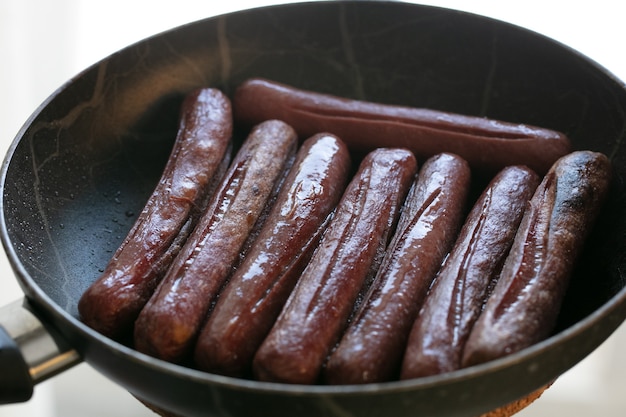 Photo close-up view of fried sausages. meat fish. cooking food. high quality photo