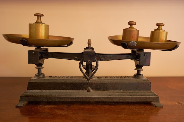 Photo close-up of vintage weighing scale on table