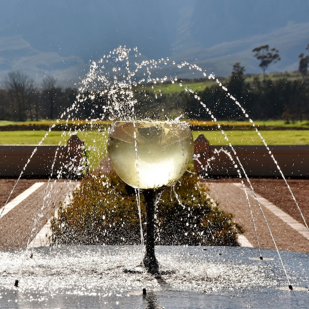 Photo close up of a water fountain with a wine glass