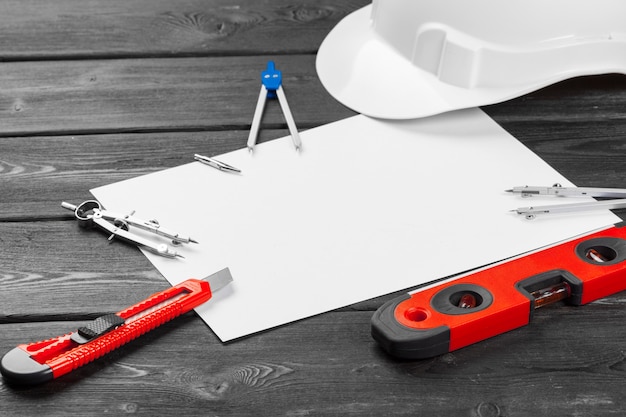 Photo close up white hardhat and variety of repair tools