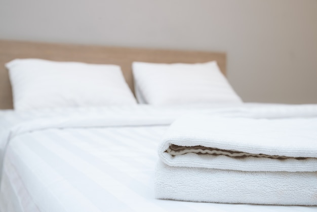  Close up white towels lying on the bed