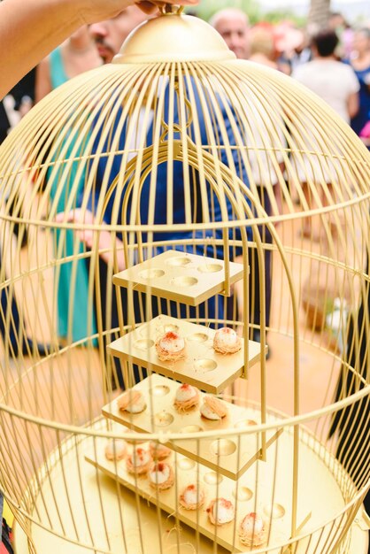 Photo close-up of wicker basket in cage