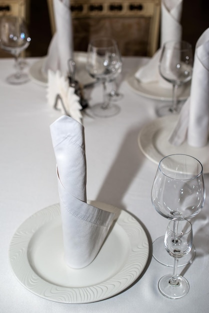 Photo close-up of wine glasses on table at restaurant