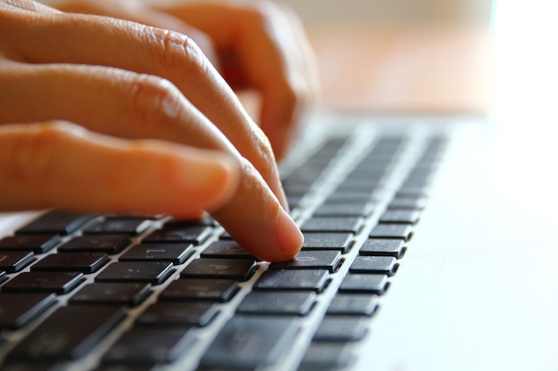 Photo close up woman hand working with laptop