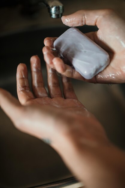 Photo close-up of woman holding hands