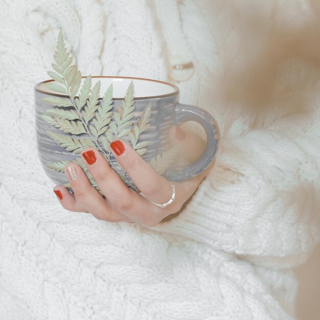 Photo close-up of woman holding hands