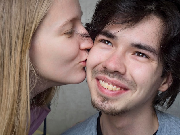 Photo close-up of woman kissing smiling boyfriend