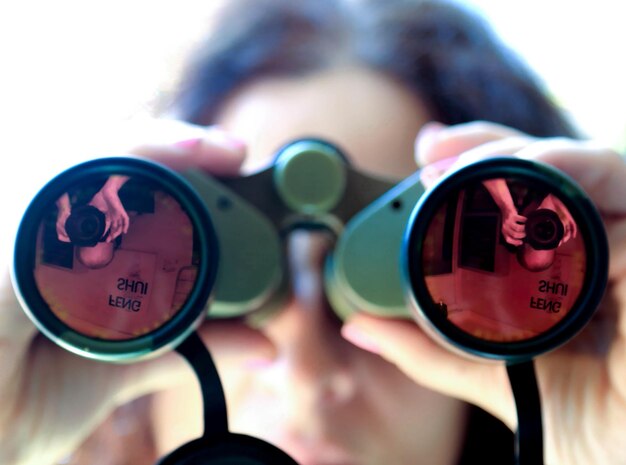 Photo close-up of woman looking through binoculars