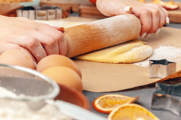 Photo close up of woman's hands preparing dough for cookies