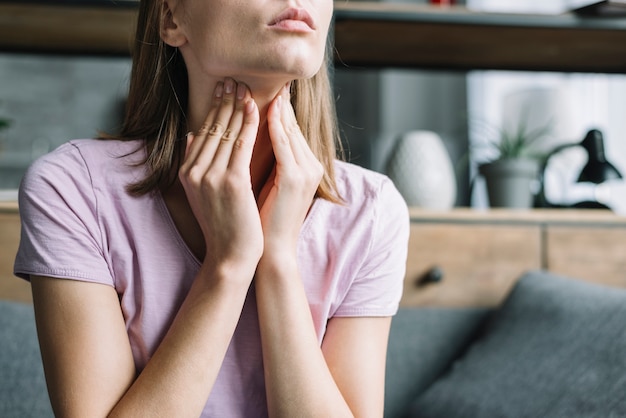 Photo close-up of a woman suffering from throat pain