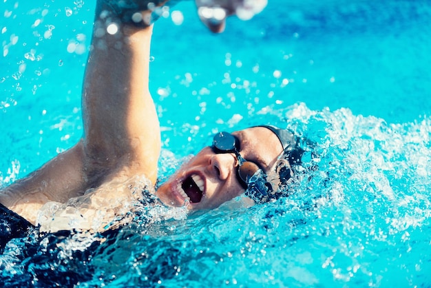 Photo close-up of woman swimming in pool