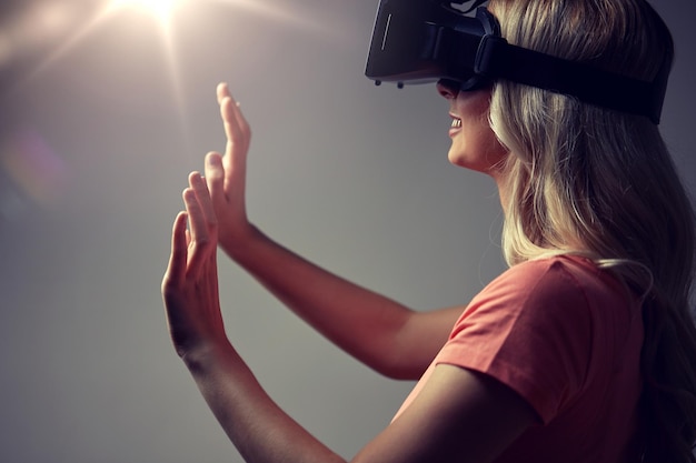 Photo close up of woman in virtual reality headset