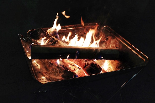 Photo close-up of wood burning at night