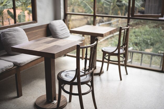 Photo close up of wood chair and wood table in the cafe