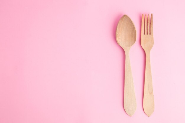 Photo close-up of wooden cutlery against colored background