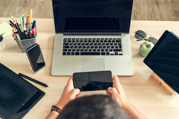 Photo close up of a working table of a businessman with laptop