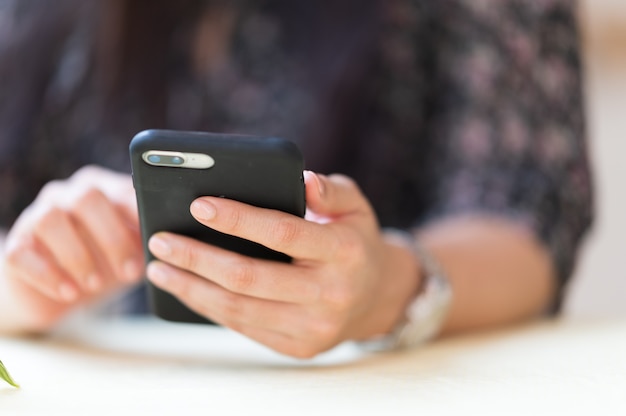 Close up A working woman with a mobile phone to check e-mail