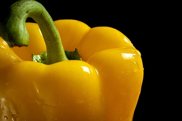 Photo close-up of yellow bell pepper against black background