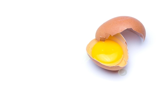 Photo close-up of yellow bread against white background