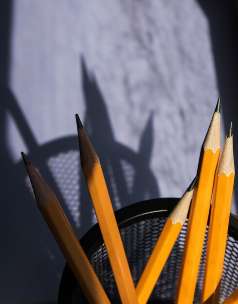 Photo close-up of yellow flag on table