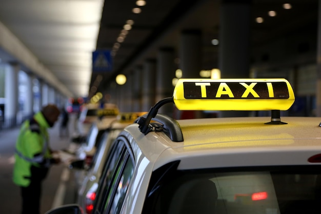 Photo close-up of yellow sign on taxi roof