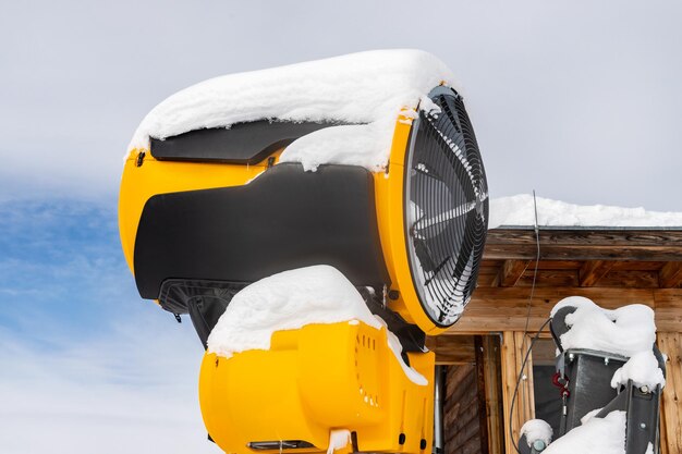 Photo close-up of yellow wheel against sky during winter