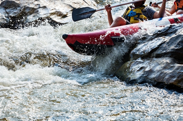 Photo close-up of young person rafting on the river, extreme and fun sport at tourist attraction