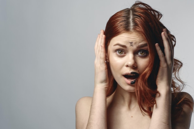 Photo close-up of young woman against white background