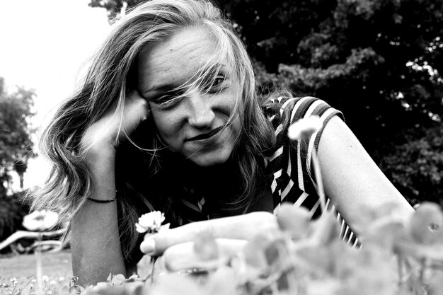 Photo close-up of young woman holding flower