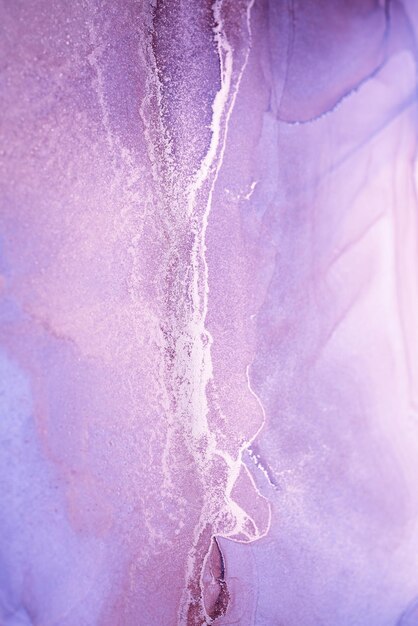 Photo a closeup abstract image featuring a vibrant lavender background with swirling patterns of silver