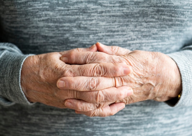 Photo closeup of elderly hands