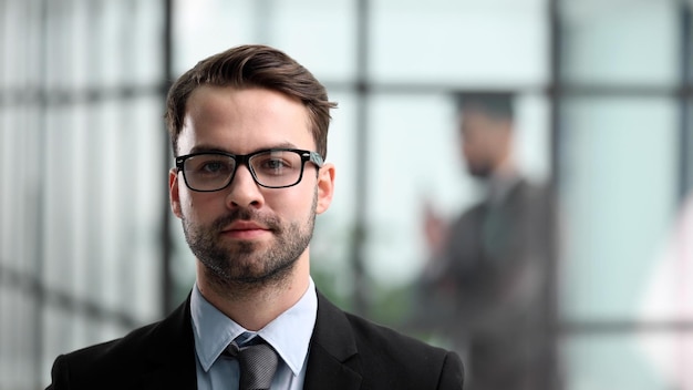 Photo closeup face of a serious successful businessman in glasses