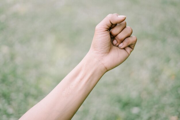 Photo a closeup of a left hand in a gripping position highlighting strength