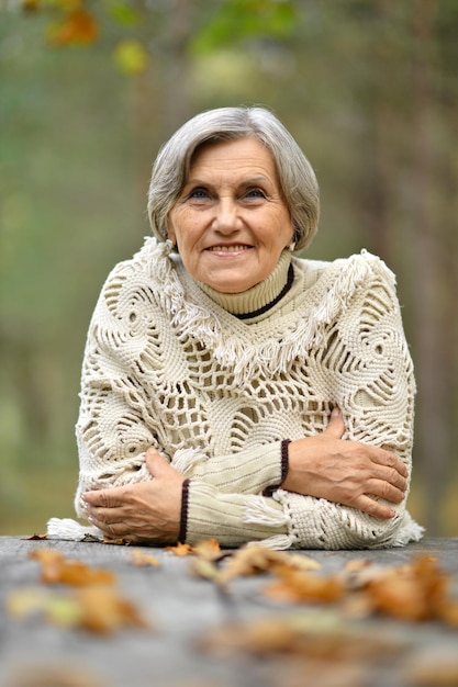 Photo closeup portrait of senior woman on nature