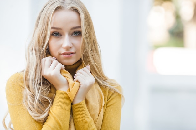 Photo closeup portrait of young beautiful woman. female outdoors.