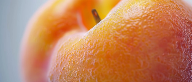 Photo closeup of a ripe yellow peach with fuzzy skin