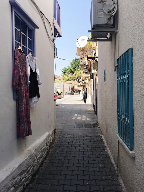 Photo clothes drying on window amidst alley