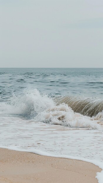 Photo coastal waves breaking on sandy beach