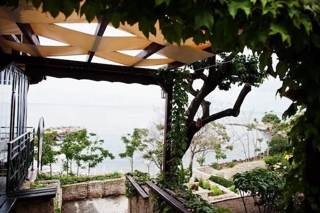 Photo coastline in the old town of nesebar, bulgaria.