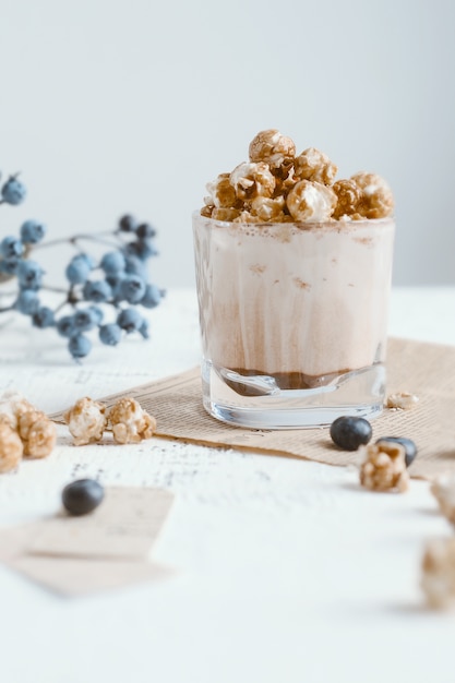 Cocoa milk with popcorn and blueberries